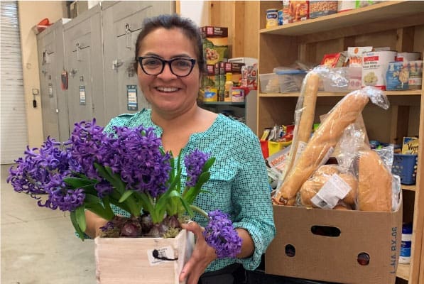 Single-Mom-at-food-pantry